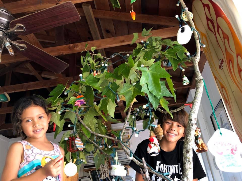 kids decorating kukui tree